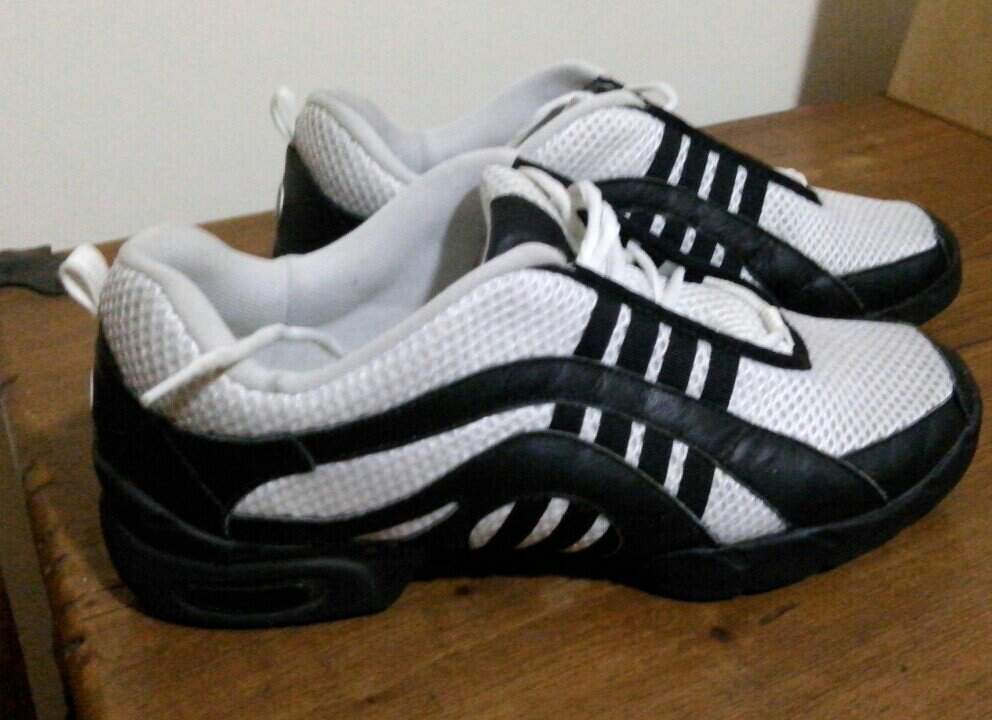 modelo de tênis branco