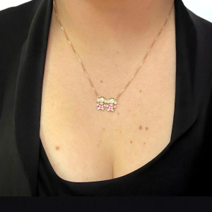 Colar Banhado a Ouro com Pingente de Meninas e Pedras Rosas