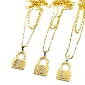 Colar Duplo com Pingente de Cadeado e Inicial Banhado a Ouro
