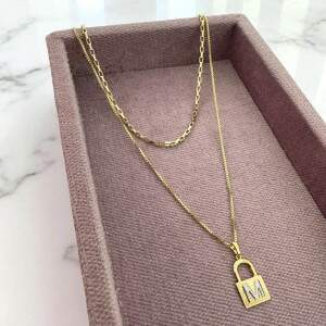 Colar Duplo com Pingente de Cadeado e Inicial Banhado a Ouro