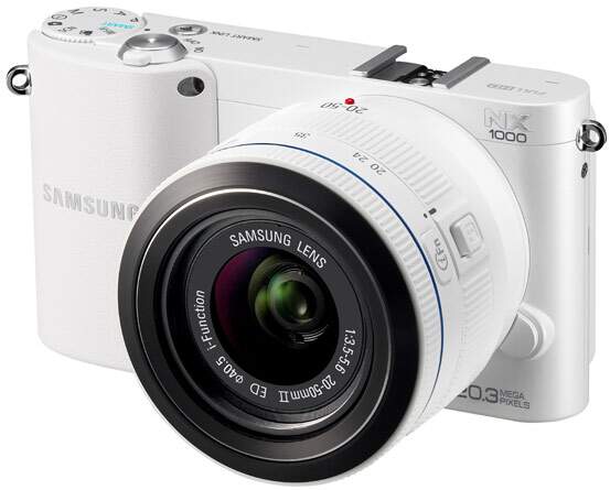 Cmera Digital Samsung Smart NX1000 - 20.3 Megapixels, Lente 20-50mm, Vdeos Full HD 1080p, Cor Branco + Kit com Carto SD 16GB e Bolsa - Cod 00126