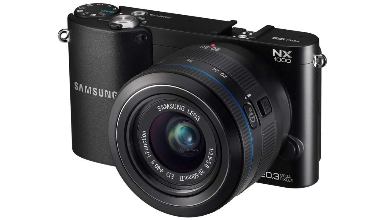 Cmera Digital Samsung Smart NX1000 - 20.3 Megapixels, Lente 20-50mm, Vdeos Full HD 1080p, Cor Preto + Kit com Carto SD 16GB e Bolsa - Cod 00129