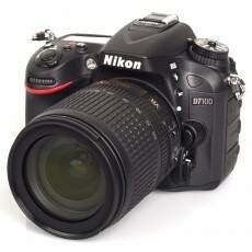 Cmera Digital Nikon SLR D7100, com lente 18-105 - 24.1 Megapixels + carto de 16 Gb e Bolsa