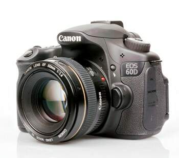 Cmera Digital Canon DSLR EOS 60D 18.0 Megapixels, Lente EF-S 18-135mm + Carto SD 16GB e Bolsa