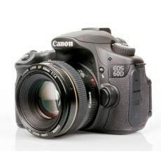Cmera Digital Canon DSLR EOS 60D - 18.0 Megapixels, Lente EF-S 18-200mm + Kit com Carto SD 16GB e Bolsa