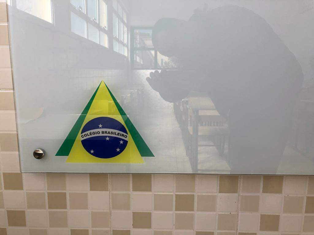 Lousa de Vidro com Logotipo Colégio Brasil