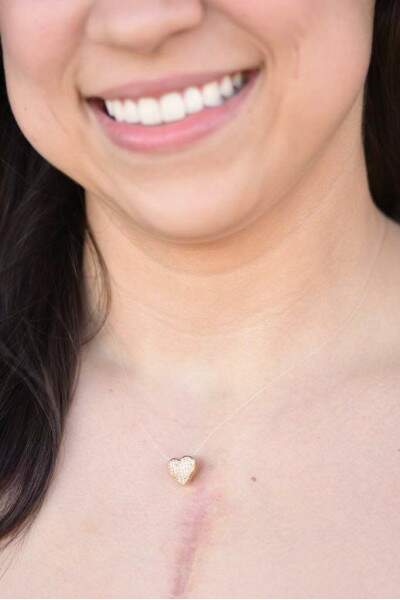 Conjunto brinco e colar de nylon com corao dourado cravejado