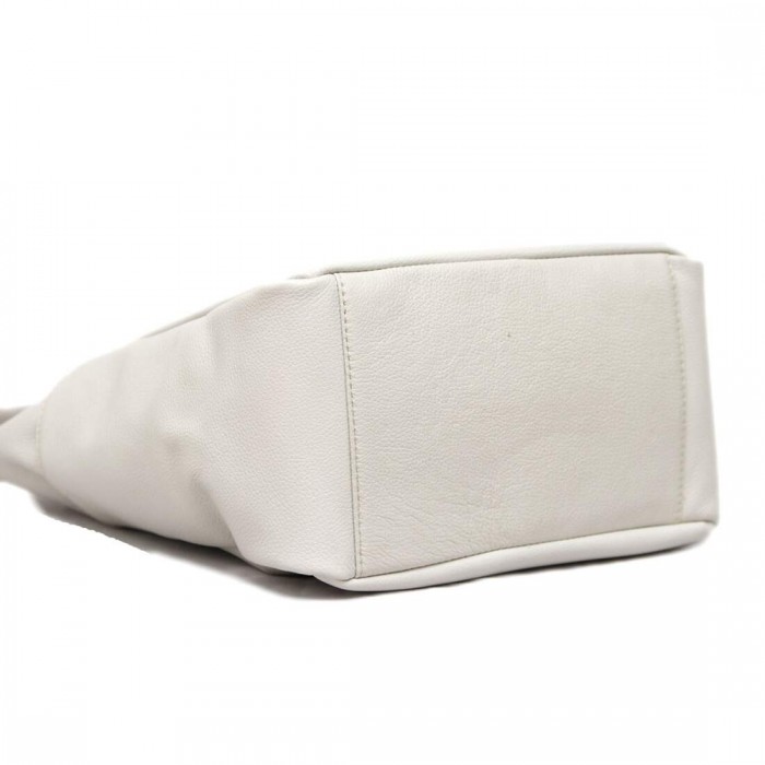 plain white makeup bolsa