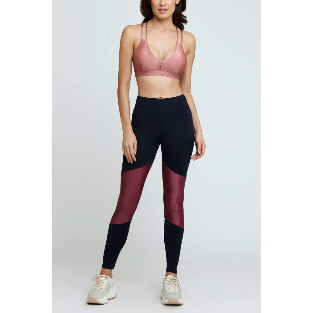 calça legging preta com detalhes