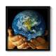 Quadro Decorativo Quadrado M�os Segurando o Planeta Terra