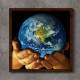 Quadro Decorativo Quadrado M�os Segurando o Planeta Terra
