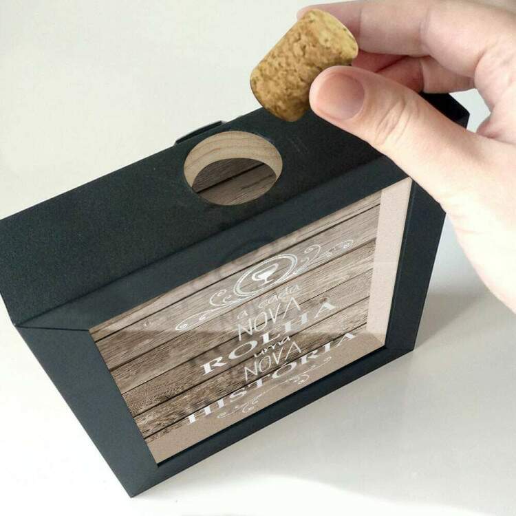 Quadro Decorativo Porta Rolhas a Cada Nova Rolha uma Nova Historia