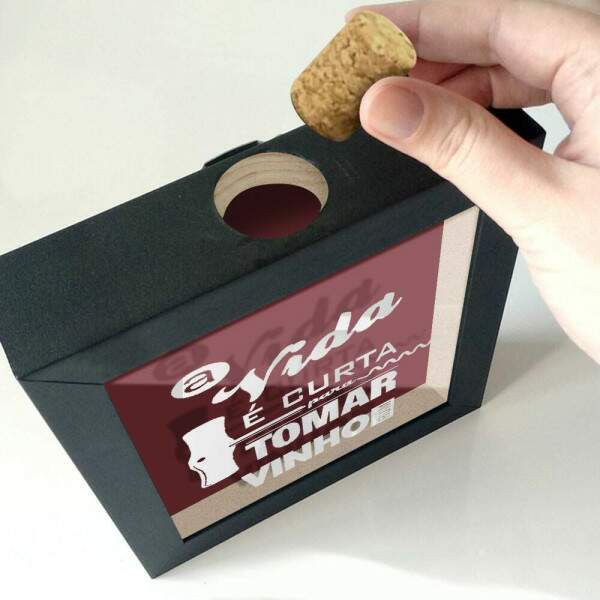Quadro Decorativo Porta Rolhas a vida  curta para tomar vinho ruim