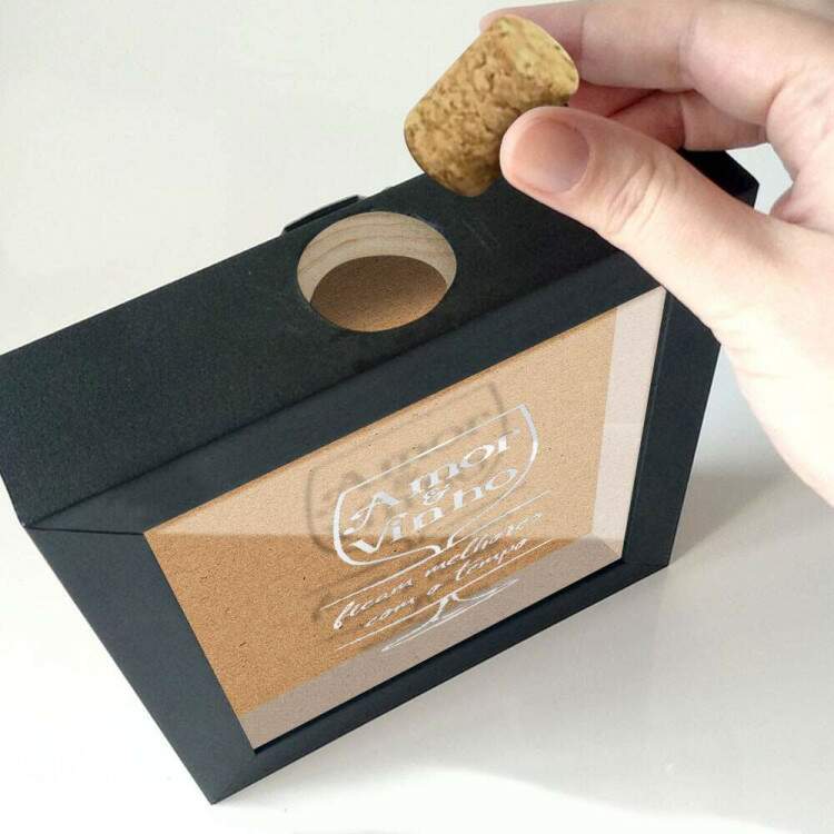 Quadro Decorativo Porta Rolhas amor e vinho ficam melhores com o tempo modelo 2