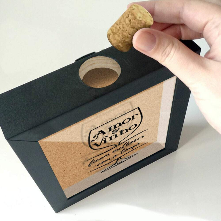 Quadro Decorativo Porta Rolhas amor e vinho ficam melhores com o tempo modelo 3