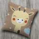 Almofada Decorativa Safari Girafa Baby Marrom