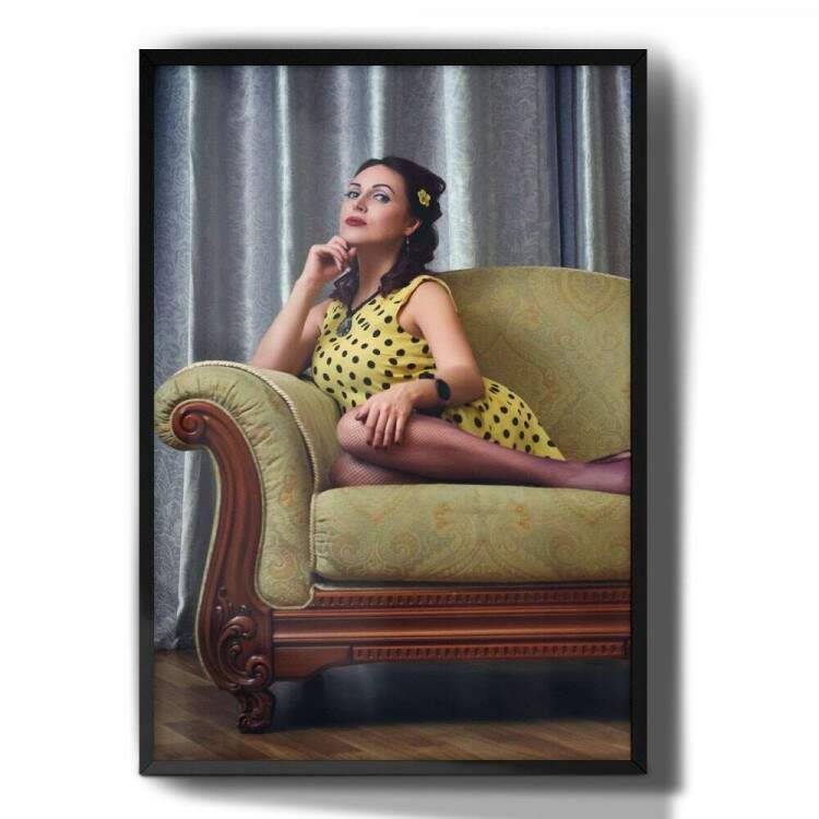 Quadro Decorativo Pin-Up Mulher no Sof