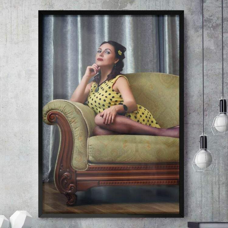 Quadro Decorativo Pin-Up Mulher no Sof