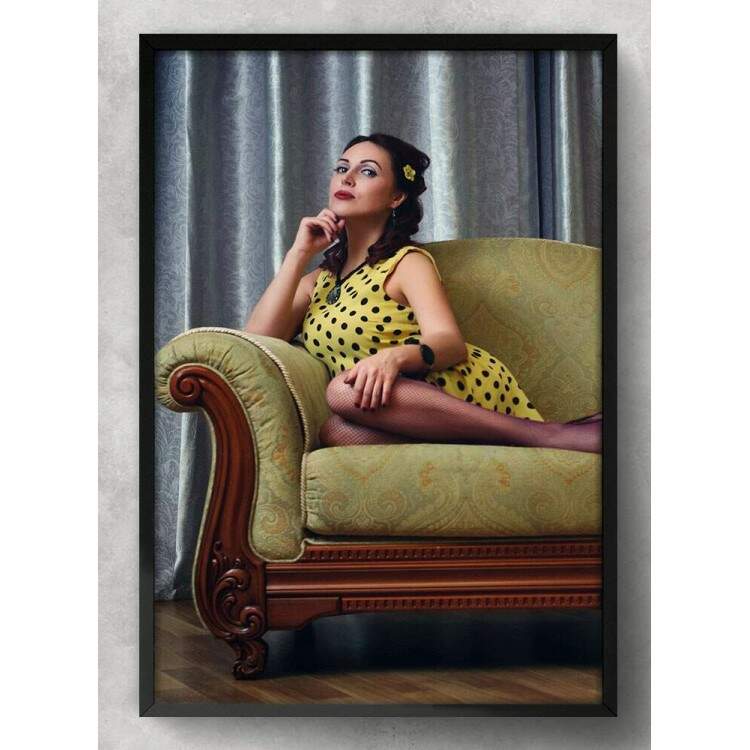 Quadro Decorativo Pin-Up Mulher no Sof