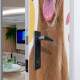 Adesivo Para Porta Pet Shop Pinscher Caramelo Fundo Branco Com Detalhes