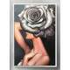 Quadro Decorativo Collage Flowers Mulher com Olhos Tampados Por Rosa Cinza