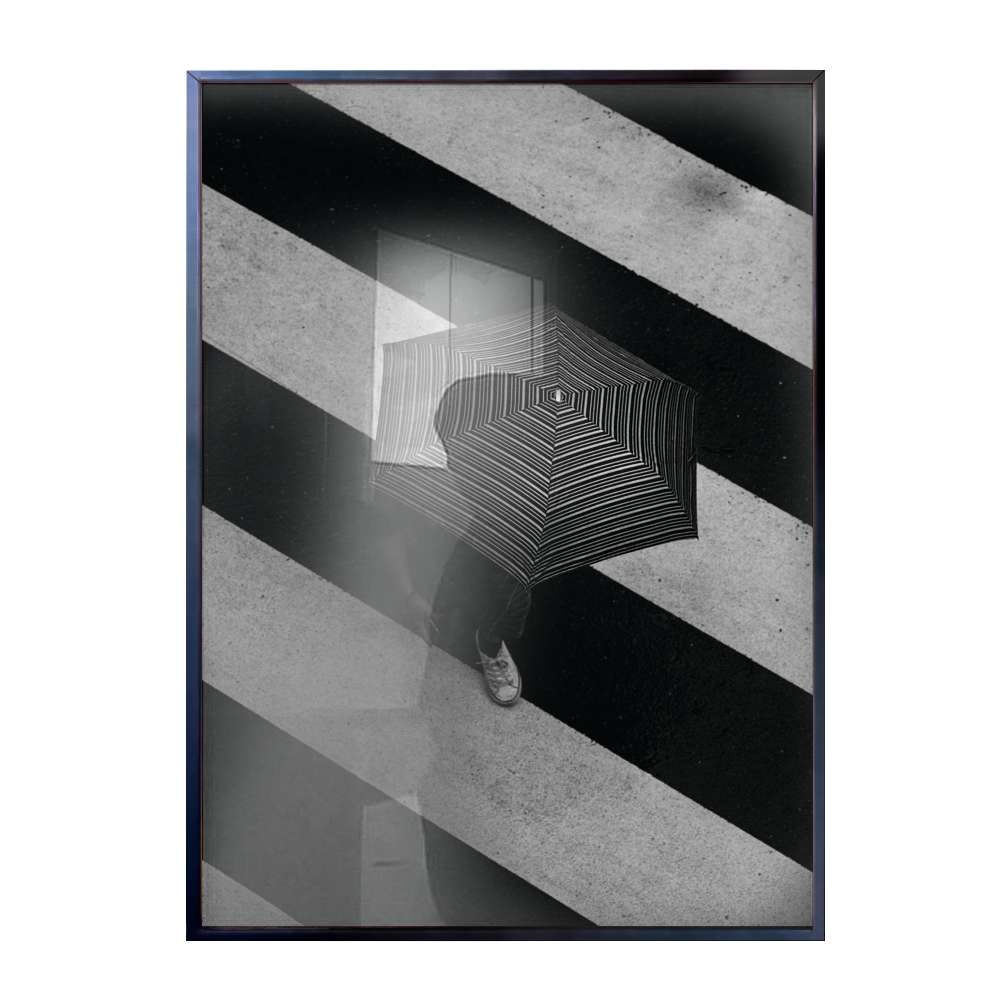 Quadro Decorativo Pessoa Com Guarda Chuva Andando Pelo Cho Listrado