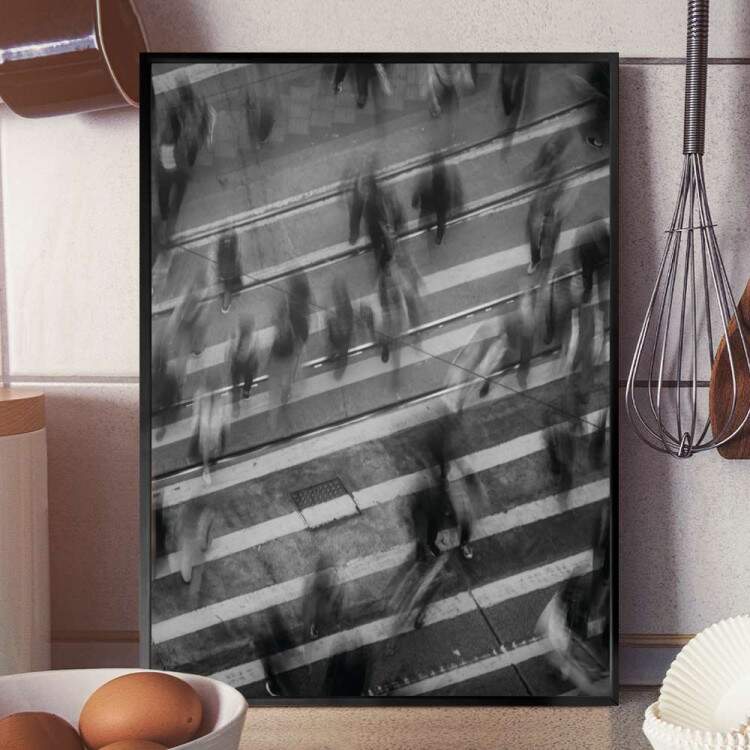 Quadro Decorativo Pessoas Caminhando Sobre A Rua Listrada