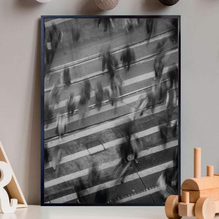 Quadro Decorativo Pessoas Caminhando Sobre A Rua Listrada