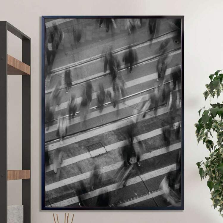 Quadro Decorativo Pessoas Caminhando Sobre A Rua Listrada