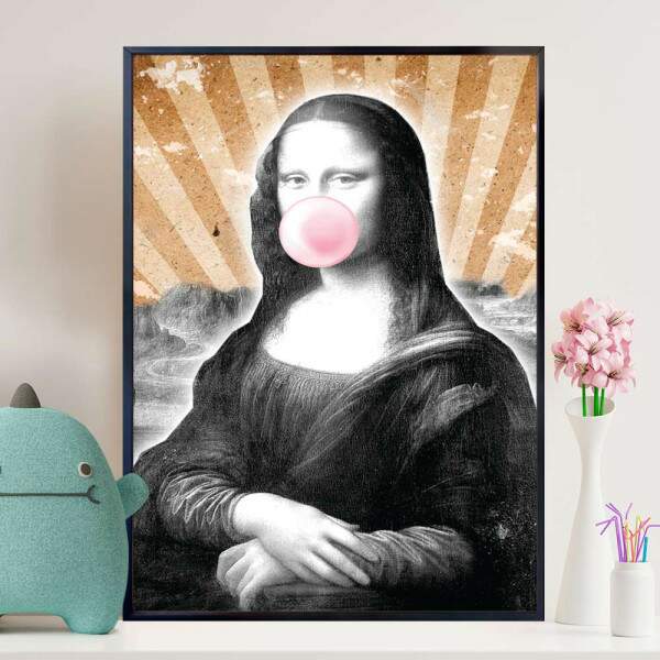 Quadro Decorativo Monalisa Mascando Chiclete Rosa Com Fundo Listrado