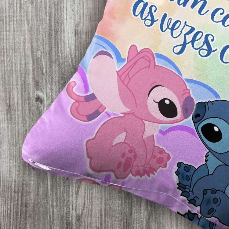 Almofada Dia dos Namorados Lilo e Stitch Um Carinho as Vezes faz Bem