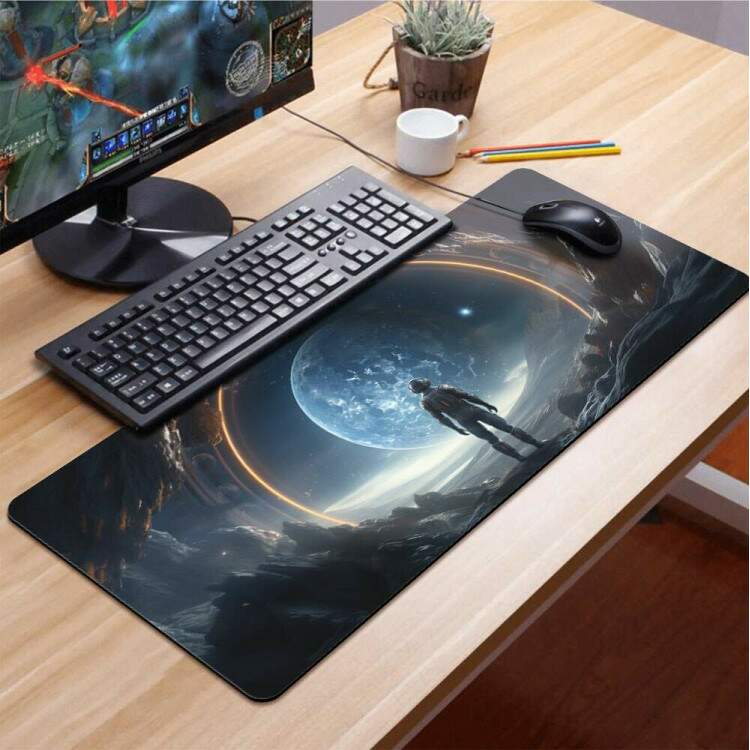 Mouse Pad Gigante 70x30cm Astronauta No Espao Observando Outro Planeta