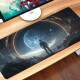 Mouse Pad Gigante 70x30cm Astronauta No Espa�o Observando Outro Planeta