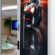 Adesivo de Porta Tesla Modelo S Futurista em Cidade Chuvosa