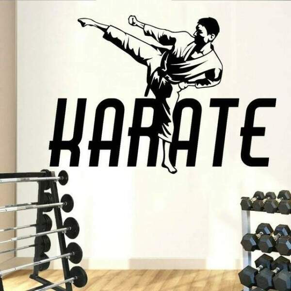 Adesivo de Parede de Garoto Treinando Karate