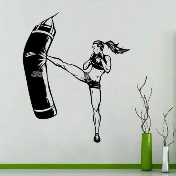 Adesivo de Parede Mulher Praticando Artes Marciais