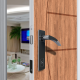 Adesivo Para Porta Madeira com Detalhes de Tra�os
