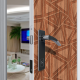 Adesivo de Porta Madeira com Detalhes Triangulares