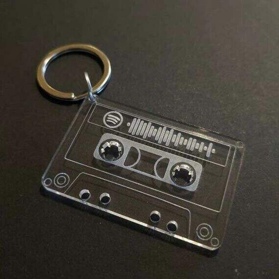 Chaveiro personalizado com M�sica do Spotify em formato de Fita K7 em Acr�lico Cristal