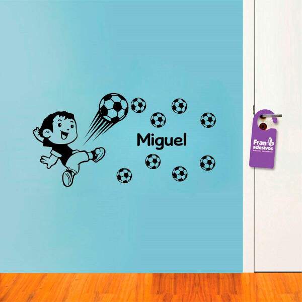 Adesivo de Parede Menino com Bola e Nome Personalizado