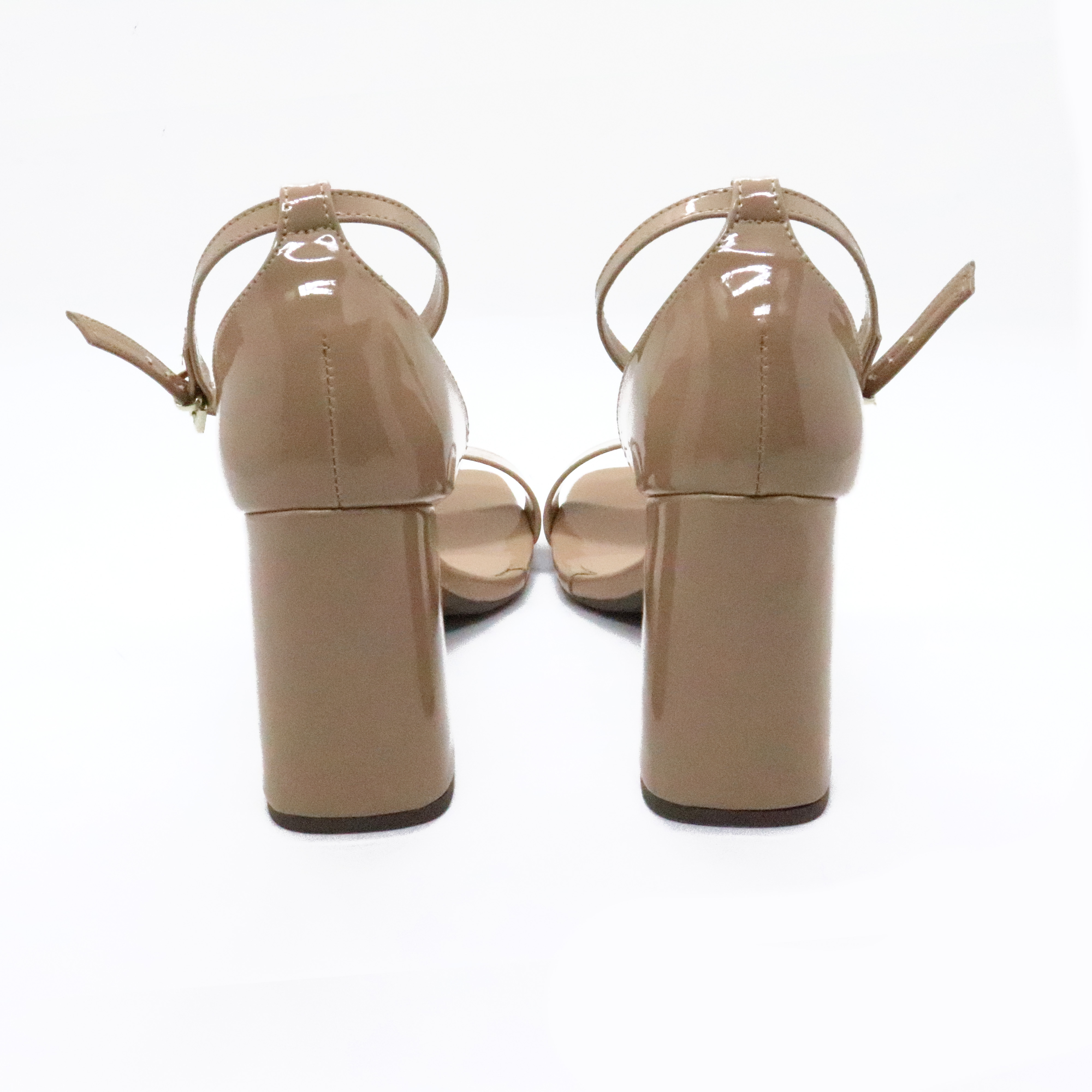 sandalia salto grosso verniz