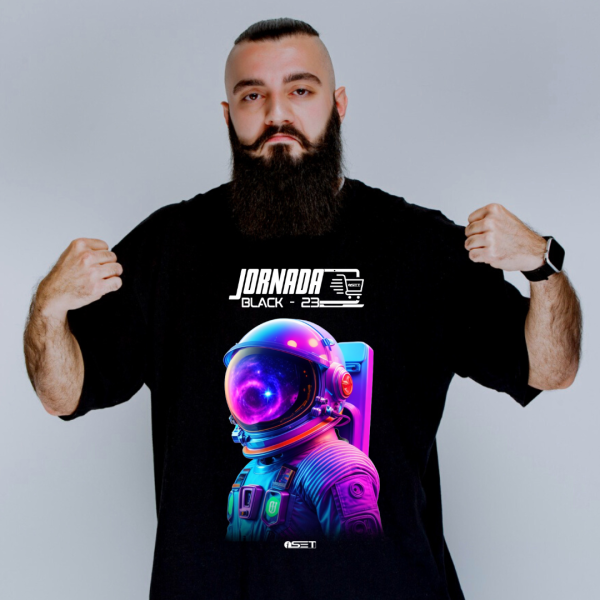Camiseta Masculina Jornada Black 23 - Astronauta Espacial | Estilo Futurista e Conforto Premium