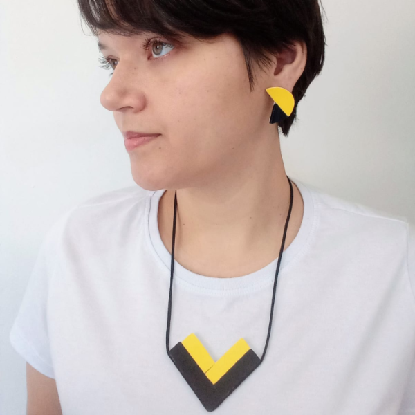 Brinco Geometria Egpcia - Tringulo e Crculo Preto e Amarelo