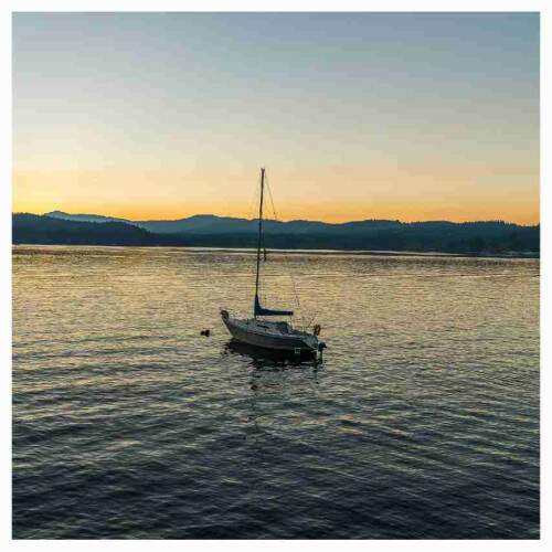 Quadro Boat a Vela com Montanhas ao Fundo