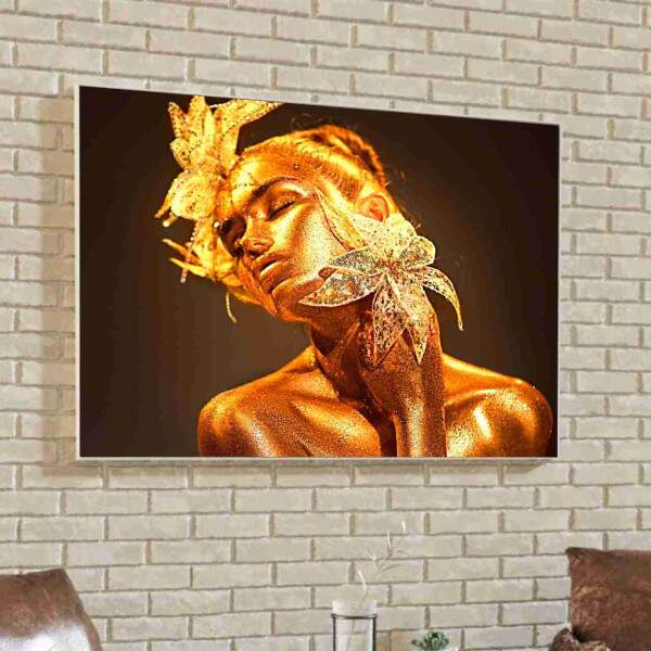 Quadro Mulher em Pintura Dourada Com Flores e Gliter