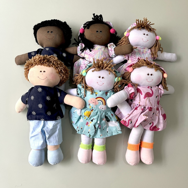 Bonecas de pano feitas com tecido pele de boneca